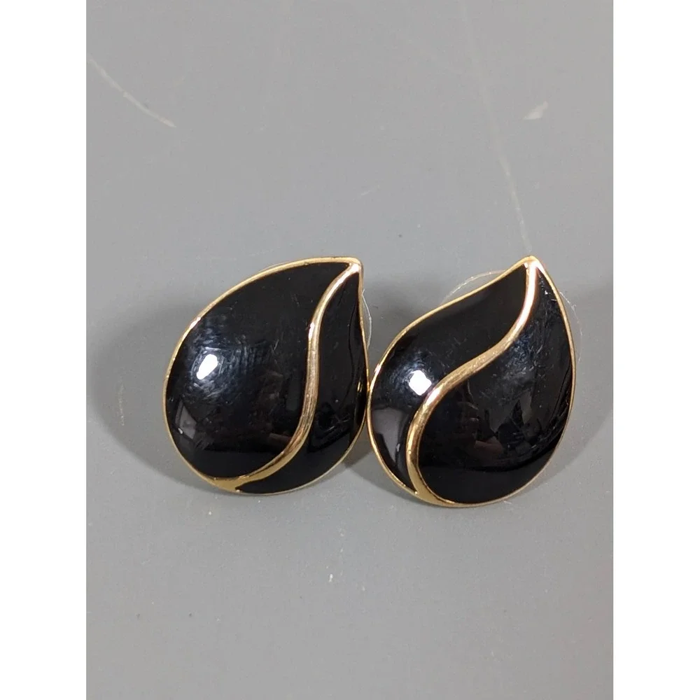 Trifari‎ Gold Tone Black Teardrop Stud Earrings Signed Designer Style